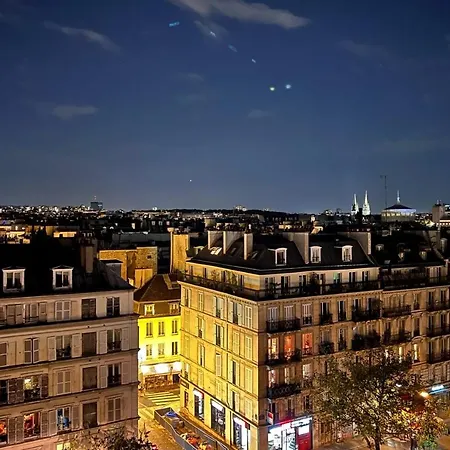 Typical Parisian Studio Under The Roofs Of * Parigi