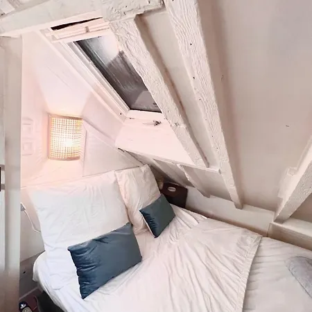 Appartamento Typical Parisian Studio Under The Roofs Of